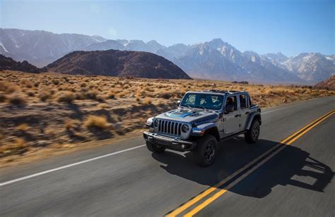 Immagine di una Jeep Wrangler 4xe in modalità elettrica in un ambiente naturale