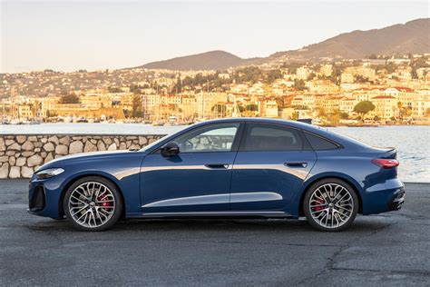 Audi S5 TFSI Quattro in movimento su strada panoramica