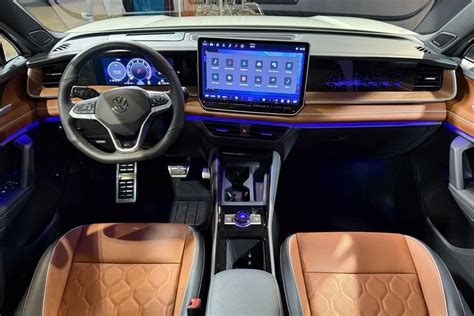 Volkswagen Tiguan interni con illuminazione ambientale colorata