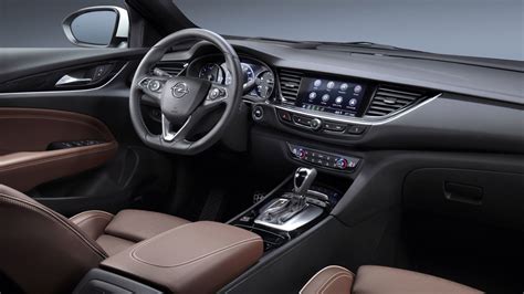Interni Opel Insignia Grand Sport, display infotainment e sedili ergonomici