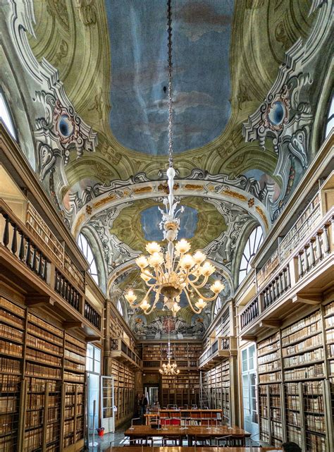 Interno di una biblioteca storica con manoscritti antichi