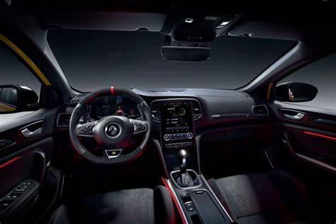 Interni con display e sedili sportivi della Mégane R.S. Ultime