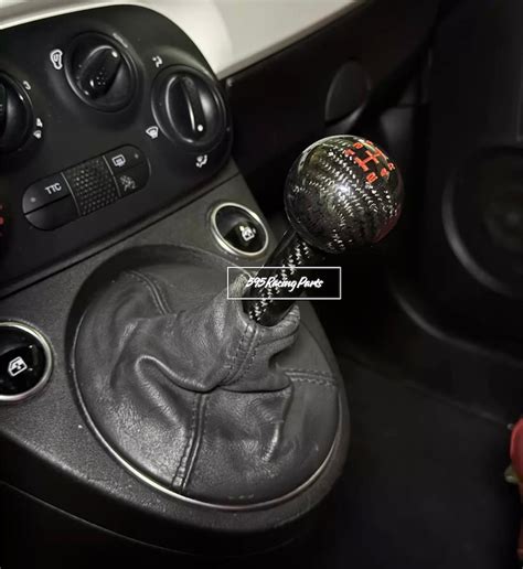 Dettaglio del pomello del cambio a forma di pallina da golf sulla GTI