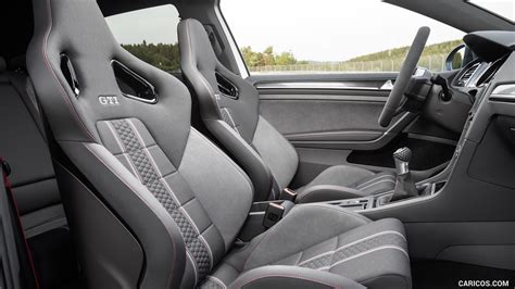 Interni Volkswagen Golf GTI Mk7 con sedili a scacchi