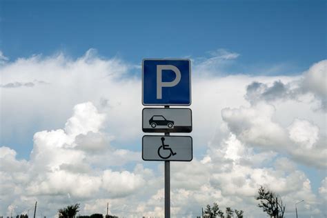 Mappa schematica di un condominio che indica le aree di parcheggio consentite e vietate