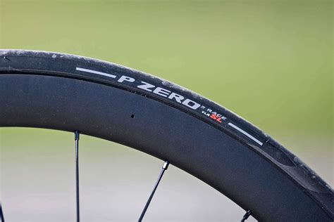 Pneumatici Pirelli P Zero Race su strada