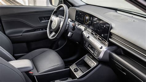 Interni della Hyundai KONA Full Hybrid con i sedili abbattuti
