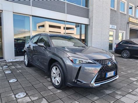 Dettaglio fari anteriori Lexus UX