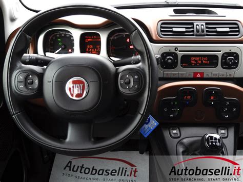 Interni Fiat Panda Cross con volante in pelle e selettore Terrain Control