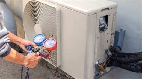 Tecnico che controlla la pressione del refrigerante
