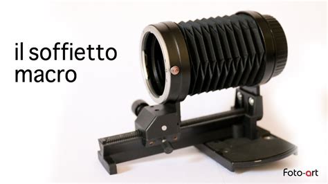 Primo piano di un soffietto scatola guida strappato e sporco