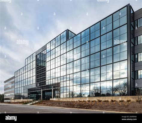 Edificio aziendale moderno con insegna