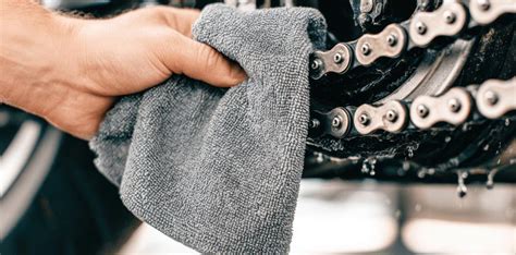 Motociclista che effettua manutenzione alla propria moto