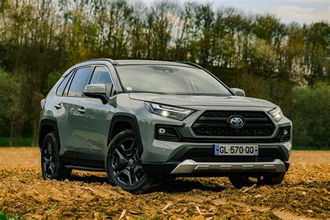 Interno di una Toyota RAV4 con un modulo aggiuntivo collegato alla centralina