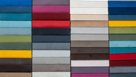 Campioni di tessuti e colori chiari per divani