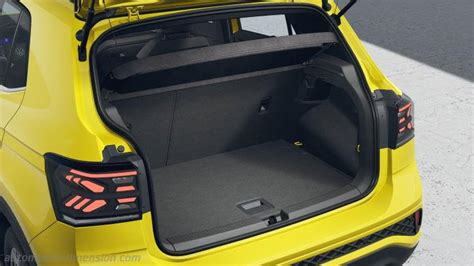 Interno del bagagliaio della Volkswagen T-Cross con vasca protettiva