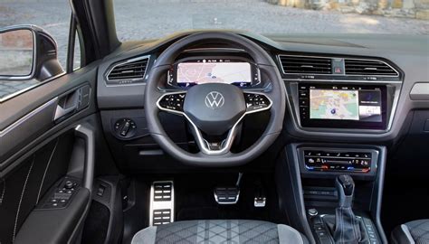 Interni della Volkswagen Tiguan con il display dell'infotainment