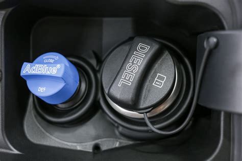 Tanica di AdBlue e bocchettone di rifornimento