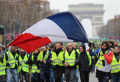 Una protesta stradale dei gilet gialli in Francia