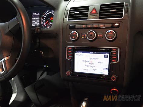 Interni di una Volkswagen Touran con sistema di navigazione e climatronic