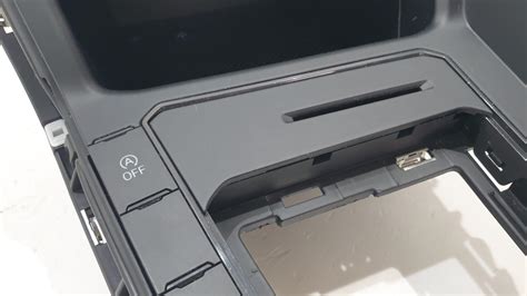 Dettaglio di una cornice per infotainment Volkswagen con pulsanti Climatronic