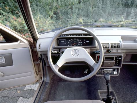 Interni minimalisti Peugeot 205
