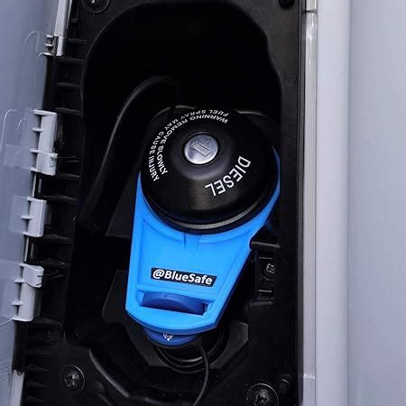 Serbatoio AdBlue e tappo di riempimento su un'autovettura