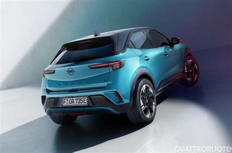 Dettaglio di una Opel Mokka con cerchi in lega dal design sportivo e un piccolo spoiler posteriore.