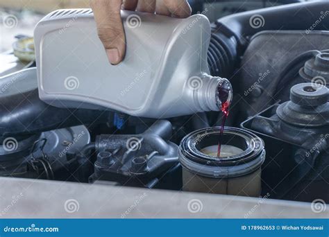 Immagine di un meccanico che effettua un cambio olio su una BMW
