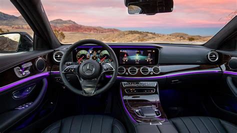 Interni Mercedes Classe E BlueTEC Hybrid con schermate di energia