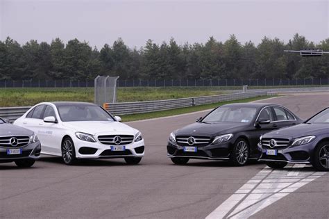 Mercedes E BlueTEC Hybrid in curva su pista