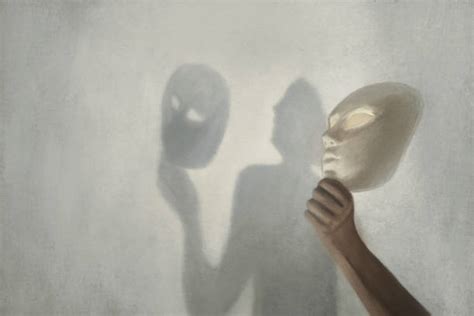 Persona che si toglie una maschera sorridendo