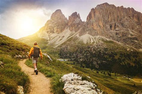 Sentiero in salita che si snoda tra alberi, a simboleggiare il percorso di crescita personale