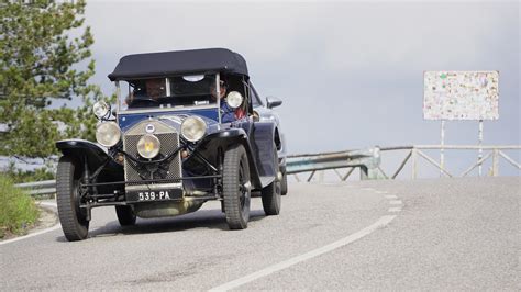 Fotografia d'epoca di una gara automobilistica su un circuito stradale