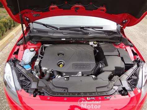 vista frontale cofano motore Volvo V40