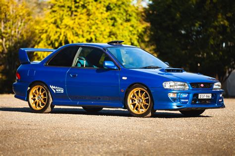 Subaru Impreza WRX STI Type R in azione su strada sterrata
