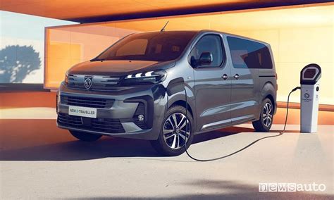 Peugeot e-Traveller in fase di ricarica con infrastruttura