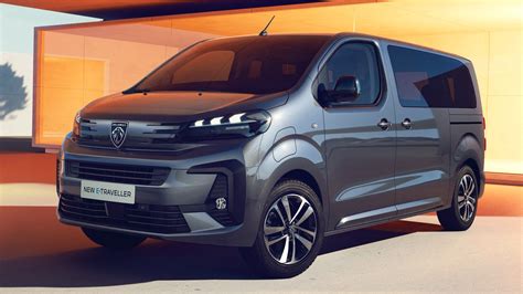 Dettaglio della griglia frontale e dei fari del Peugeot Traveller