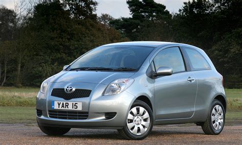 Toyota Yaris 2005 front-three-quarter view