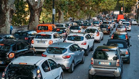 Automobile in coda nel traffico cittadino