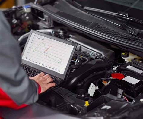 Tecnico che esegue una diagnosi computerizzata su un'auto