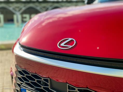 Lexus IS 300h vista frontale con griglia a clessidra