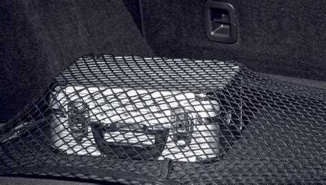 Bagagli perfettamente organizzati nel bagagliaio di una Mercedes