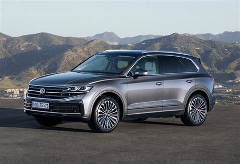 Volkswagen Touareg V6 TDI in un paesaggio montano