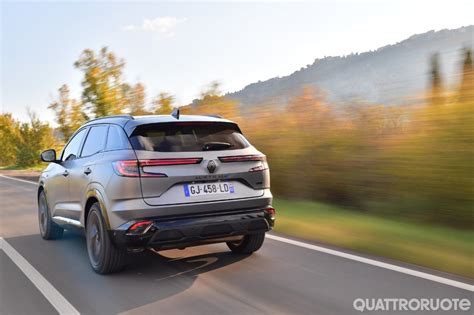 Renault Austral in movimento su strada