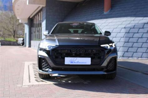 Audi Q8 parcheggiata in un ambiente urbano