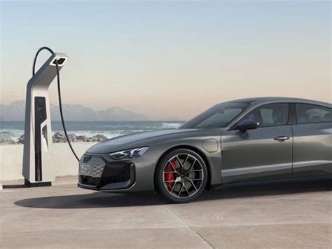 Audi RS e-tron GT in carica presso una stazione di ricarica rapida