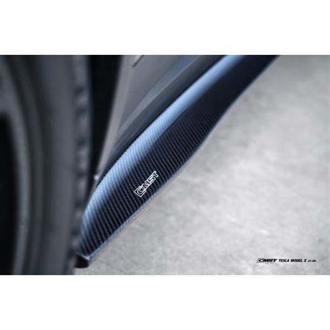 Lexus con minigonne laterali in carbonio