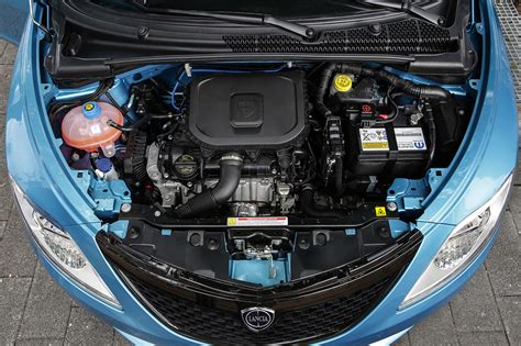 Lancia Ypsilon con cofano aperto che mostra il motore FireFly