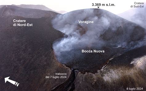 Immagine dell'Etna in eruzione con emissione di cenere dal cratere di Sud-Est
